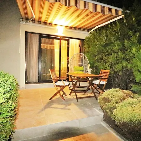 Sea Park & Pool Apartment